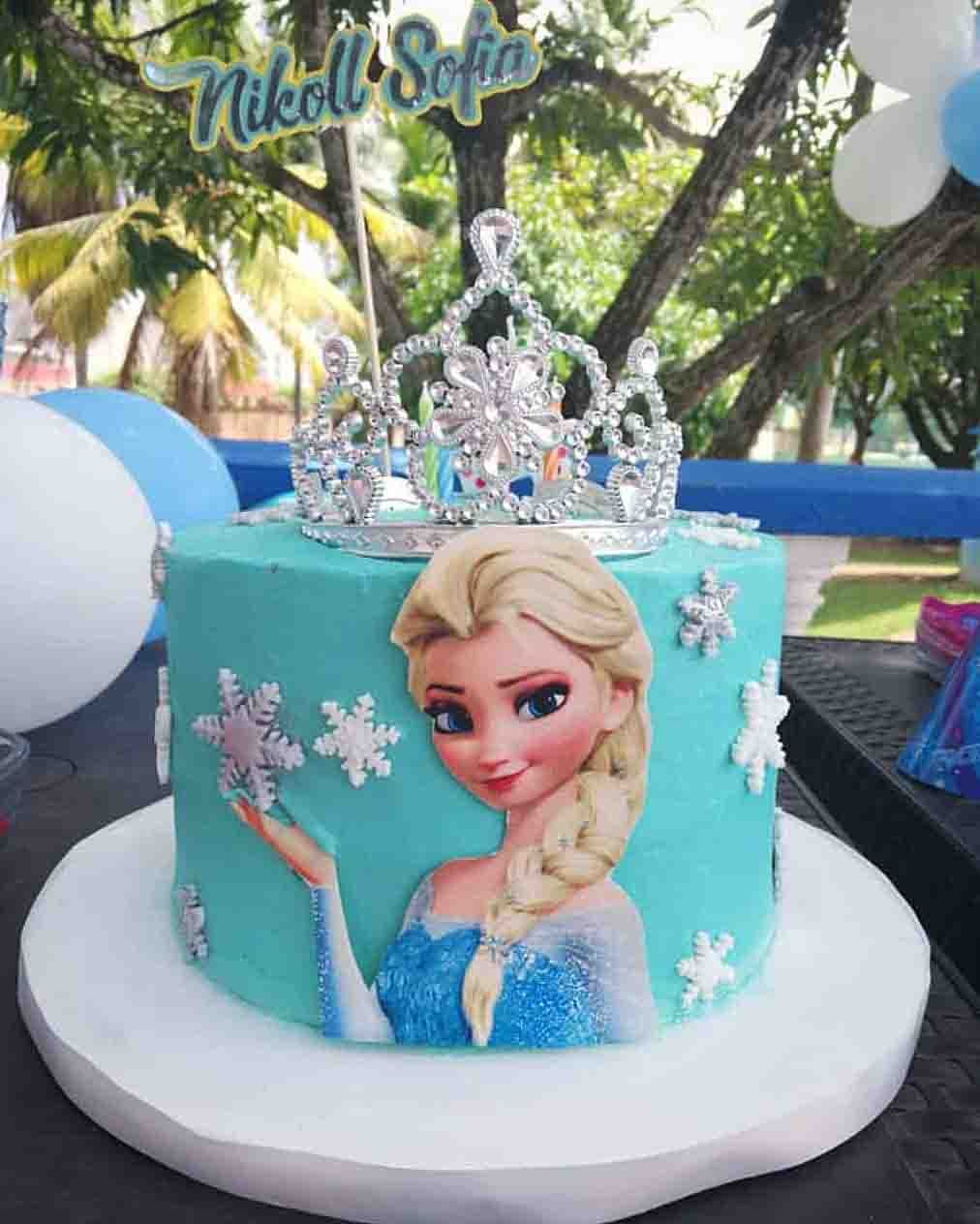 Tarta de la princesa Elsa para celebrar el cumple de una niña